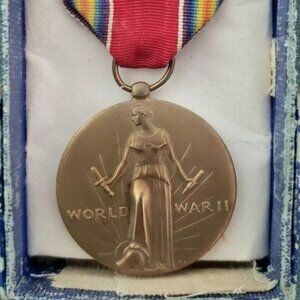 VINTAGE UNITED STATES WORLD WAR II CAMPAIGN AND SERVICES VICTORY MEDAL W/ RIBBON